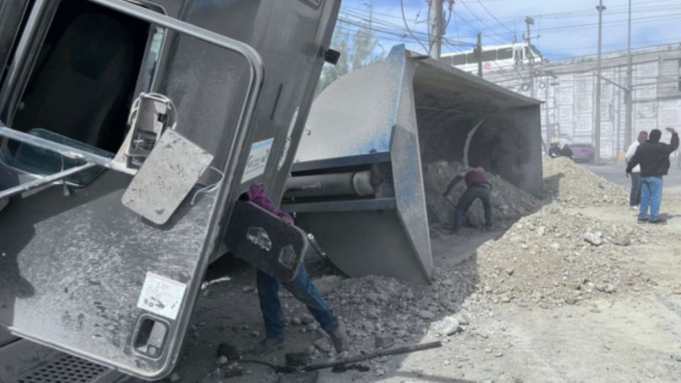 El operador del tractocamión refiere haber recibido un cerrón de otra unidad pesada, sin embargo también conducía a exceso de velocidad.