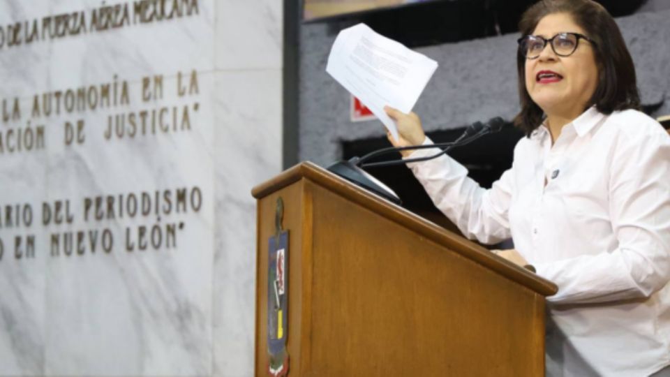 La vicecoordinadora de los diputados locales de MC reprochó que la presidenta del Congreso de NL, Lorena de la Garza, se comporta como vocera del PRIAN.