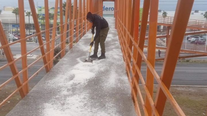 ¿Por qué están esparciendo sal en puentes peatonales de Santa Catarina?