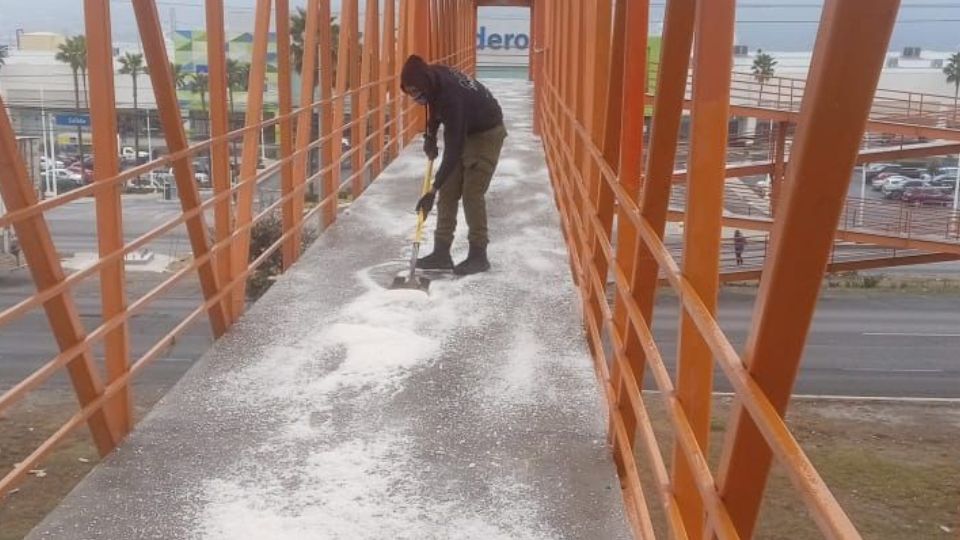 Esparcen sal sobre puente peatonal en Santa Catarina