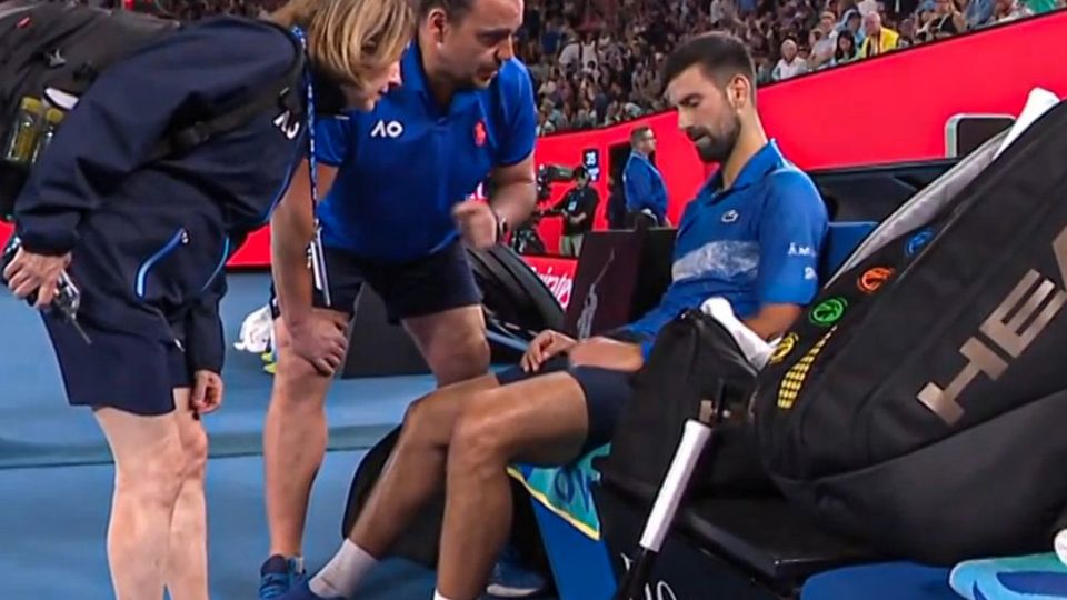 Djokovic en el tiempo fuera medico al final del primer set ante Alcaraz