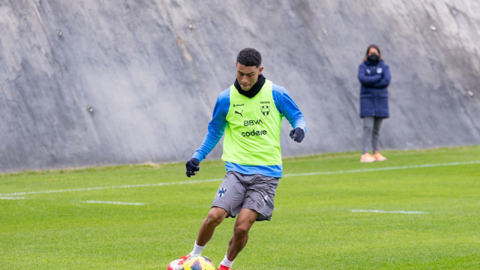 Johan Rojas sigue entrenando con Rayados