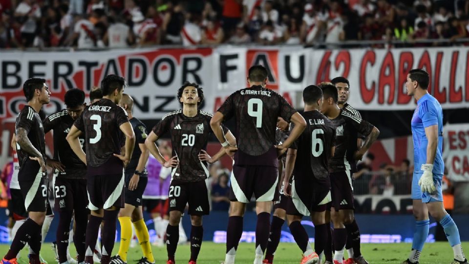 Los errores defensivos cuestan la derrota a México ante River Plate.