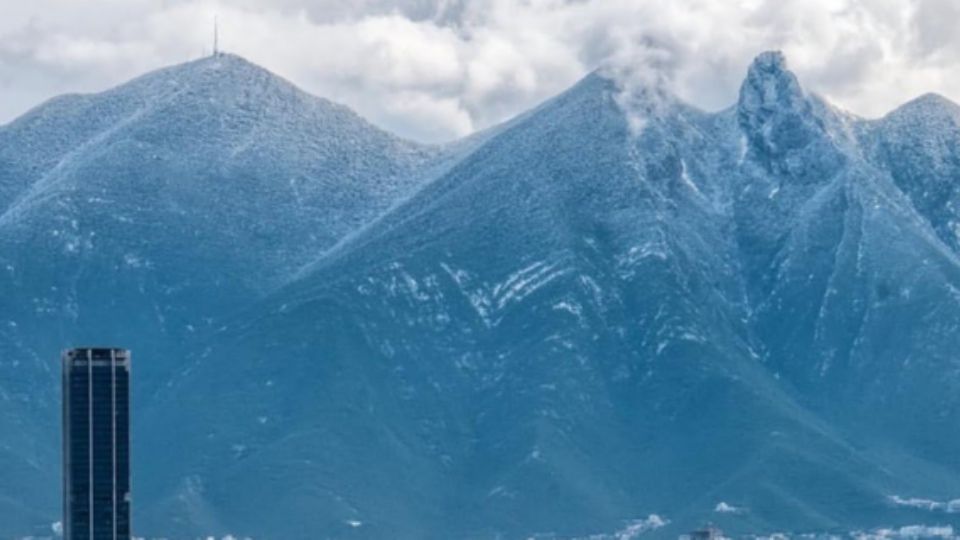 Aguanieve sobre el Cerro de la SIlla tras la helada del 8 de diciembre de 2017, día que coincidió con la Final Regia de ida en Liga MX.