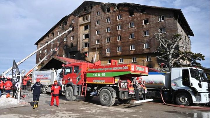 Incendio en un hotel de Turquía deja 76 muertos