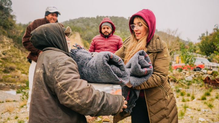 Lleva Santa Catarina cobertores a habitantes de la Sierra Alta