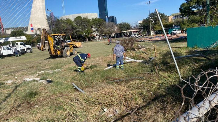 Municipio desaloja instalaciones del campo deportivo Liga de Beisbol del Valle, en San Pedro