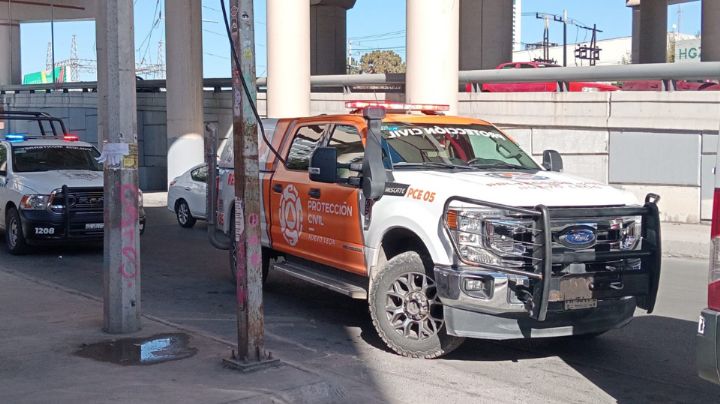 Autoridades salvan a joven de caer en metro Santa Lucía en Monterrey