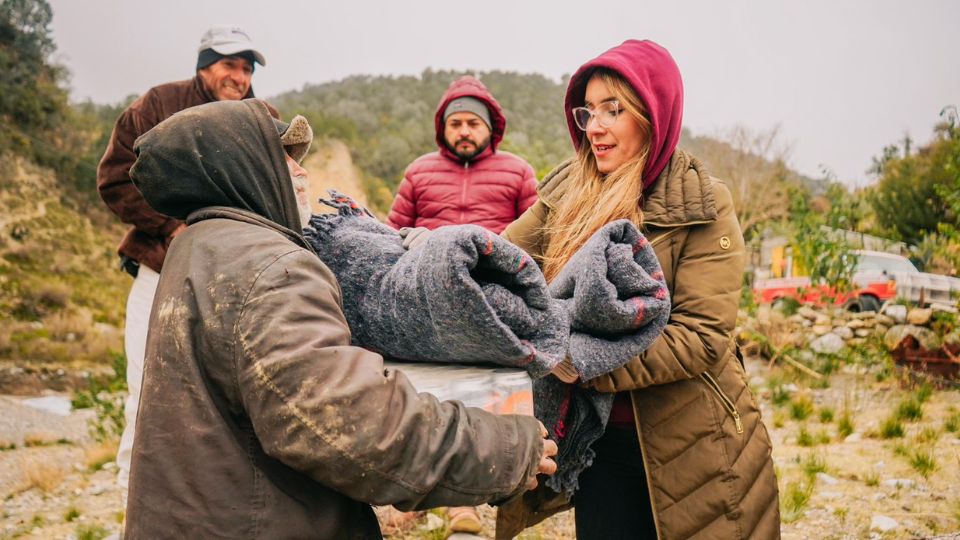 Entrega de cobertores a familias de la Sierra Alta