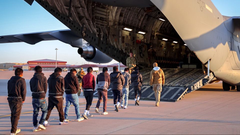 Migrantes ilegales suben a aviones militares para ser deportados | X / @SeguroPress