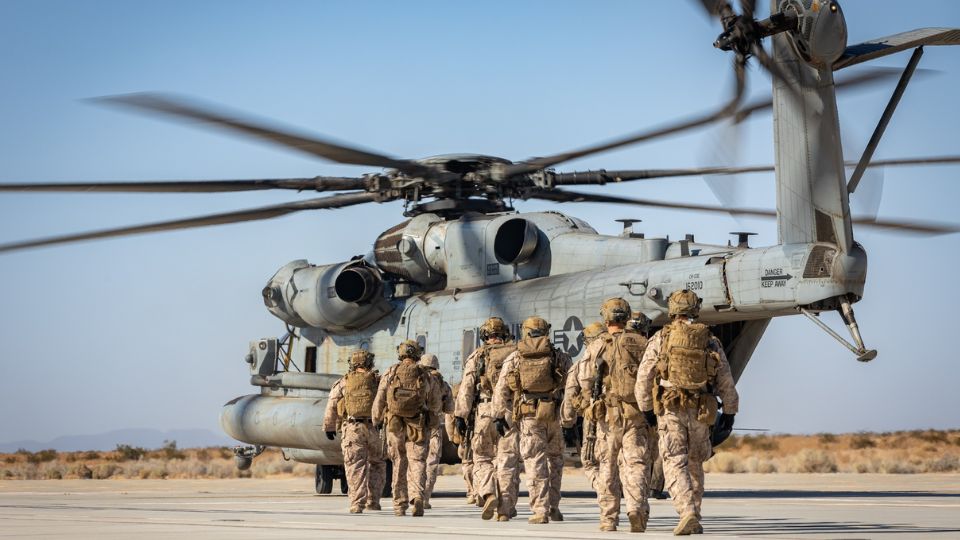 Marines a punto de abordar un helicóptero | Facebook / U.S. Marine Corps