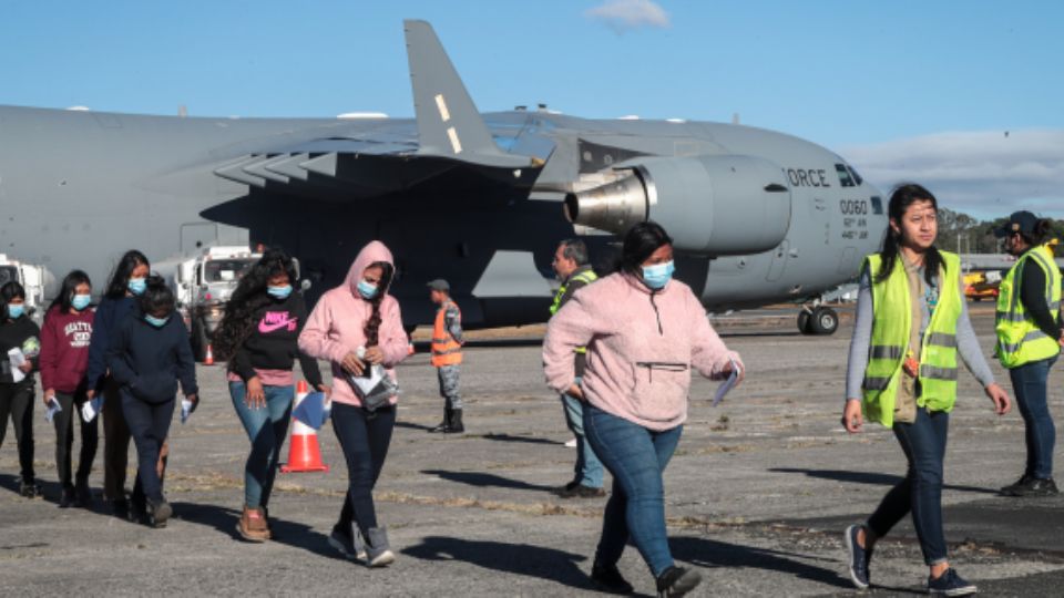 México negó el acceso a su territorio a un avión militar de EU con migrantes deportados, mientras que en Guatemala sí aterrizaron dos aeronaves que dejaron junto con otro avión civil a 264 personas.