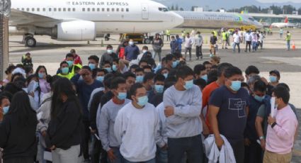 México ha recibido a 2 mil migrantes deportados en vuelos: Estados Unidos