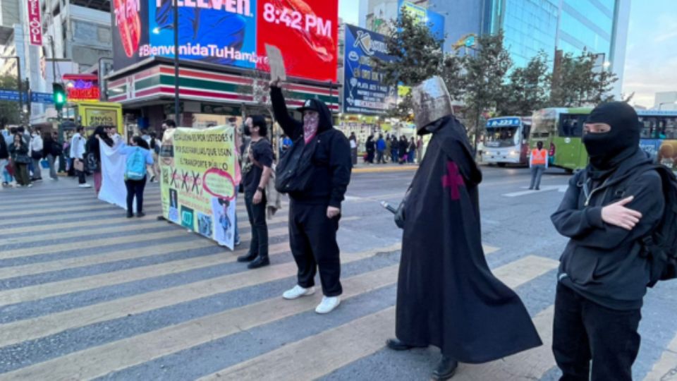 Este sábado el colectivo “Voz de los Usuarios” se plantó en el cruce de Juárez y Morelos para protestar contra el aumento en las tarifas del transporte público de la Zona Metropolitana de Monterrey.