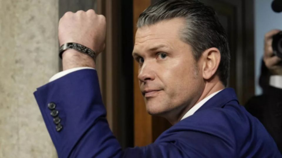 El expresentador de la cadena Fox News y miembro de la Guardia Nacional del Ejército, Pete Hegseth, fue confirmado como nuevo secretario de Defensa en el Senado de los Estados Unidos.