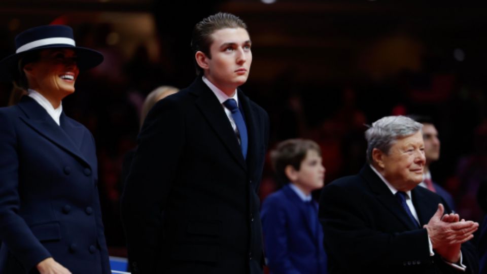 Barron Trump sobresalió entre la élite presente en la toma de posesión de su padre el pasado lunes, no solo por su altura, sino también por su porte serio.