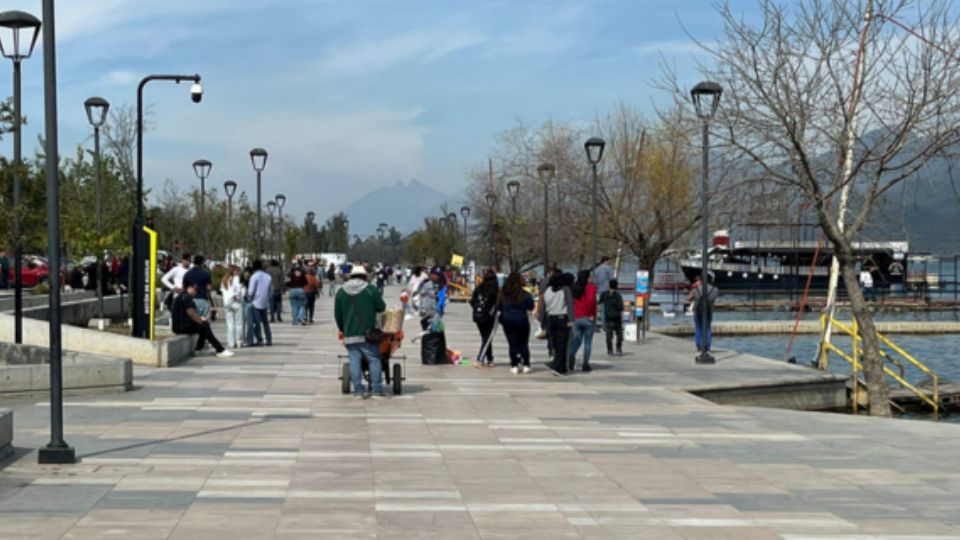 Los regiomontanos aprovecharon el aumento de la temperatura este domingo para salir a pasear al municipio de Santiago tras el intenso frío que se vivió a inicios de semana en el estado.