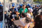 Se desata riña entre vendedores ambulantes y policías en Ciudad de México
