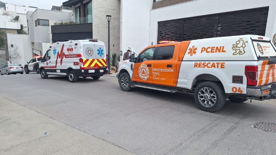 El accidente ocurrió en el domicilio ubicado en la calle Pamplona, esquina con Sevilla, número 541, de la colonia Balcones del Campestre, en el municipio de San Pedro Garza García.