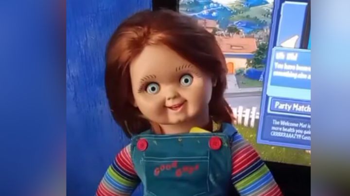 ¡Terror en la agencia! Pareja ‘olvida’ un muñeco Chucky y la vendedora se lo queda