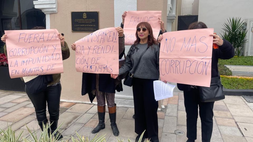 Vecinas de Valle de San Ángel se manifiestan con pancartas