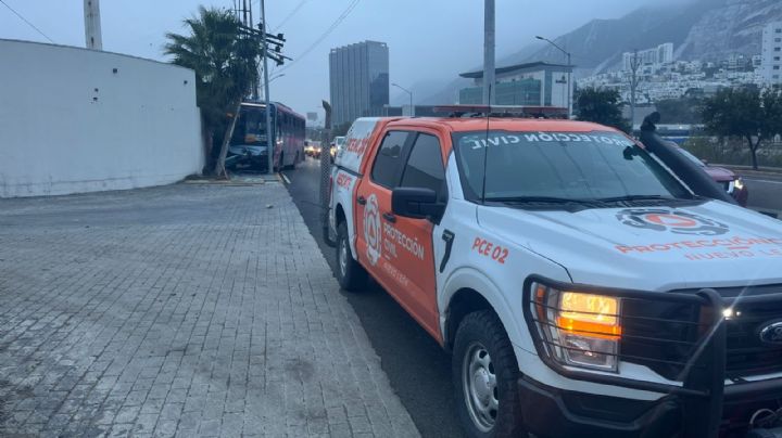 Camión urbano choca contra poste de luz en Morones Prieto y deja 8 lesionados