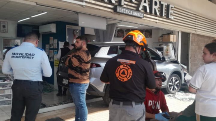 Automovilista se estrella contra estética en avenida Gonzalitos, en Monterrey