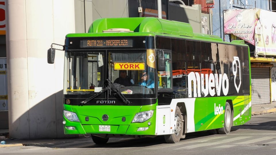 Camión urbano en la ciudad de Monterrey