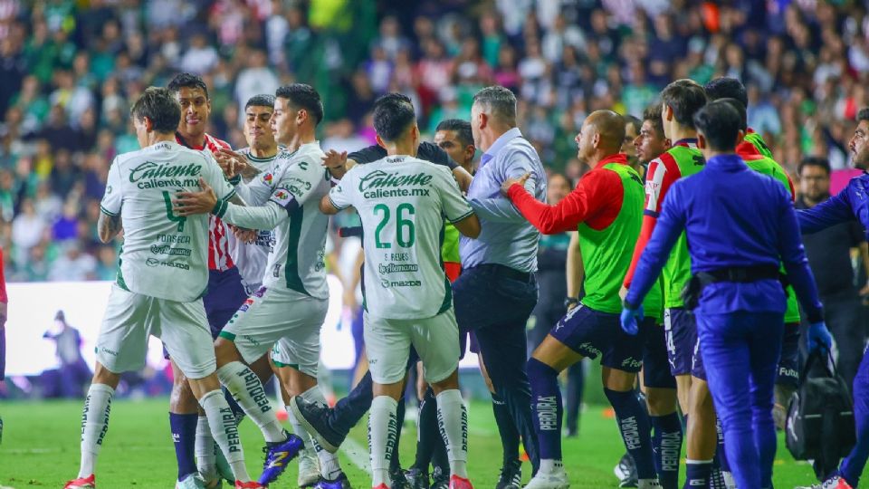 Óscar García se disculpa tras incidente con James Rodríguez en el partido contra León