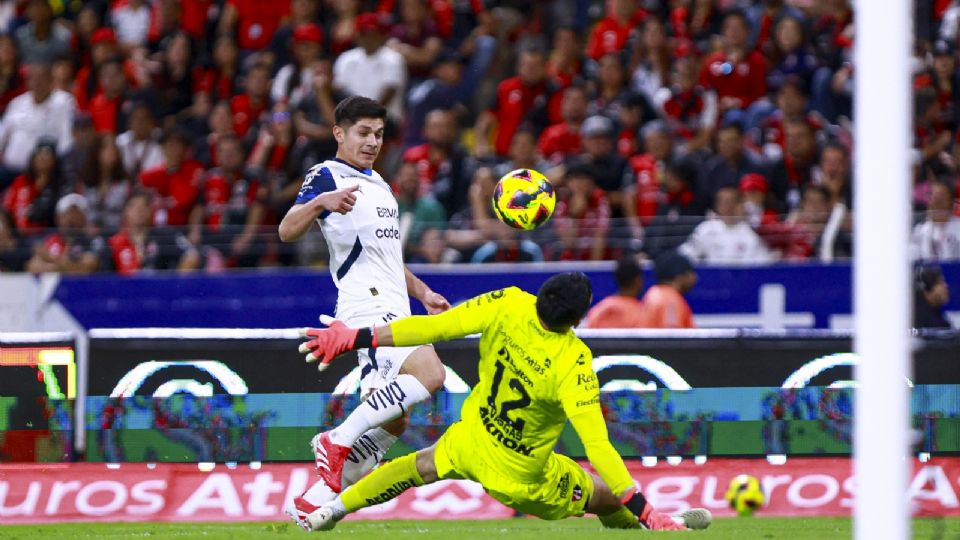 Alfonso Alvarado se enfrenta a Camilo Vargas en el duelo entre Rayados y Atlas en el Estadio Jalisco