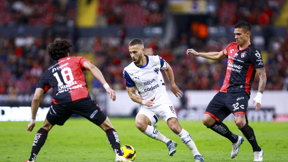 Sergio Canales disputa un balón durante el partido entre Atlas y Rayados de la Jornada 4 del Clausura 2025