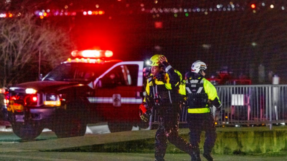 Equipos de rescate en el Río Potomac.