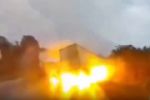 VIDEO: Mueren dos personas tras choque y explosión de pipa y tráiler en Campeche