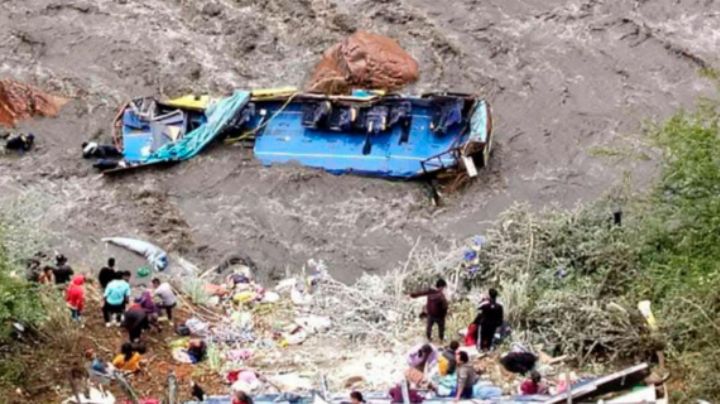Caída de autobús a barranco deja 6 muertos y 25 heridos en Perú
