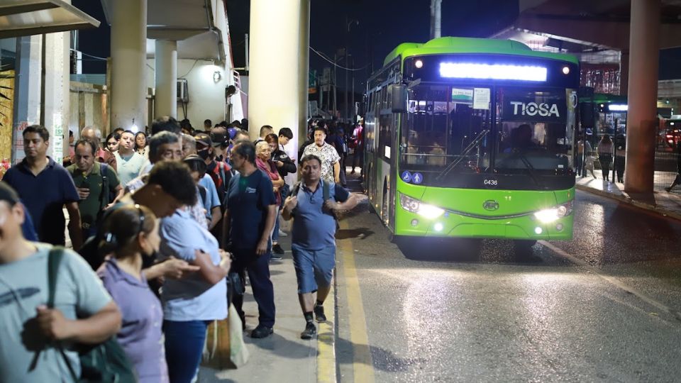 Usuarios bajan de camión en Monterrey