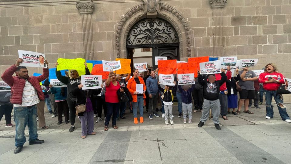 Ciudadanos clausuran simbólicamente el Palacio de Gobierno