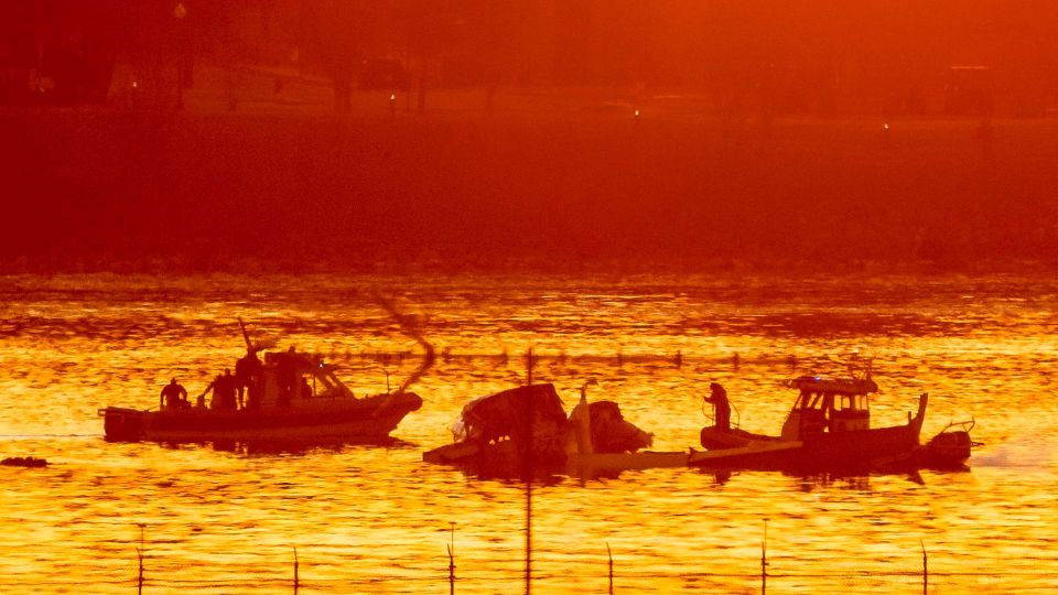 Los equipos de emergencia operan en el río Potomac | EFE/EPA/SHAWN THEW