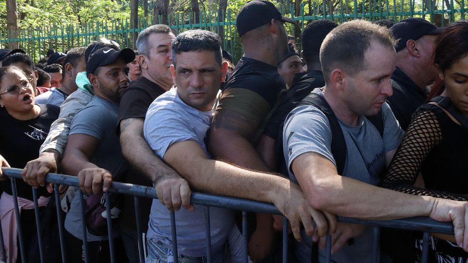 Migrantes hacen fila en una estación migratoria | EFE/ Juan Manuel Blanco