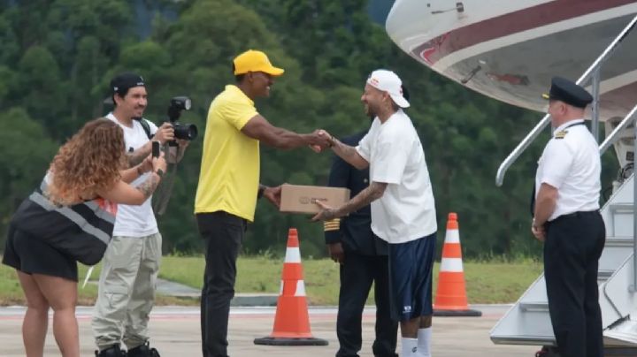 Neymar ya está en Brasil para firmar con Santos