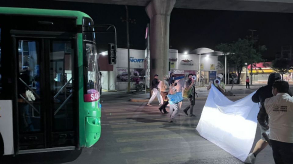 Integrantes del colectivo “Voz de los Usuarios” se manifestaron en las avenidas Madero, Colón y Constitución, cerca de la Y Griega, en Monterrey.