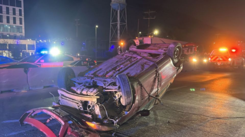 Un conductor de 16 años sufrió una volcadura sobre la avenida Gustavo Díaz Ordaz, en el municipio de San Pedro.