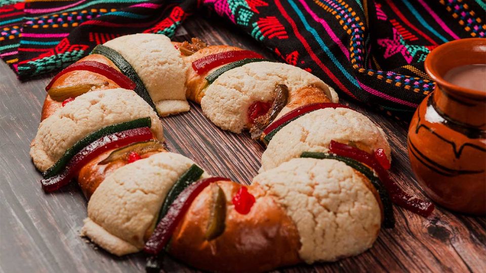 La panadería Pan Gabriel creo una rosca de reyes que trae muñecos de oro.