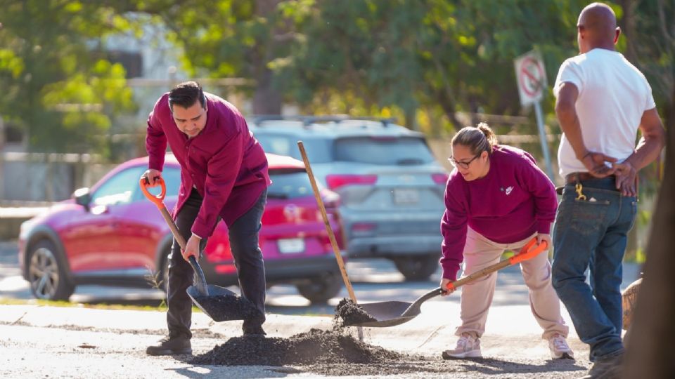 Jesús Nava inicia labores de bacheo en Santa Catarina.