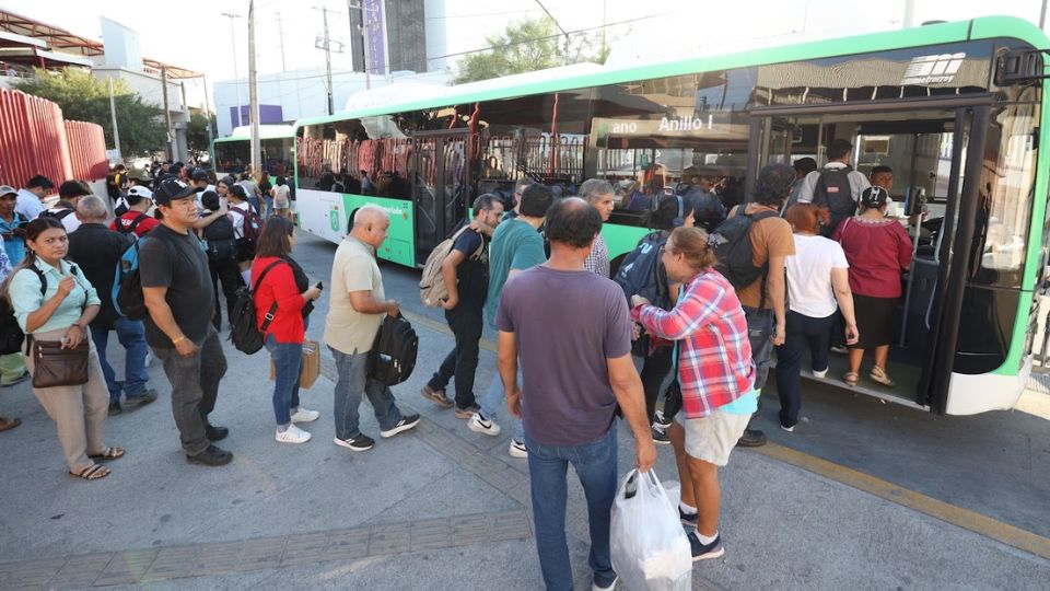 Personas suben a un camión urbano