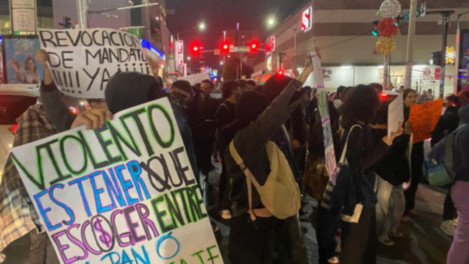 Manifestantes sobre la calle Padre Mier.