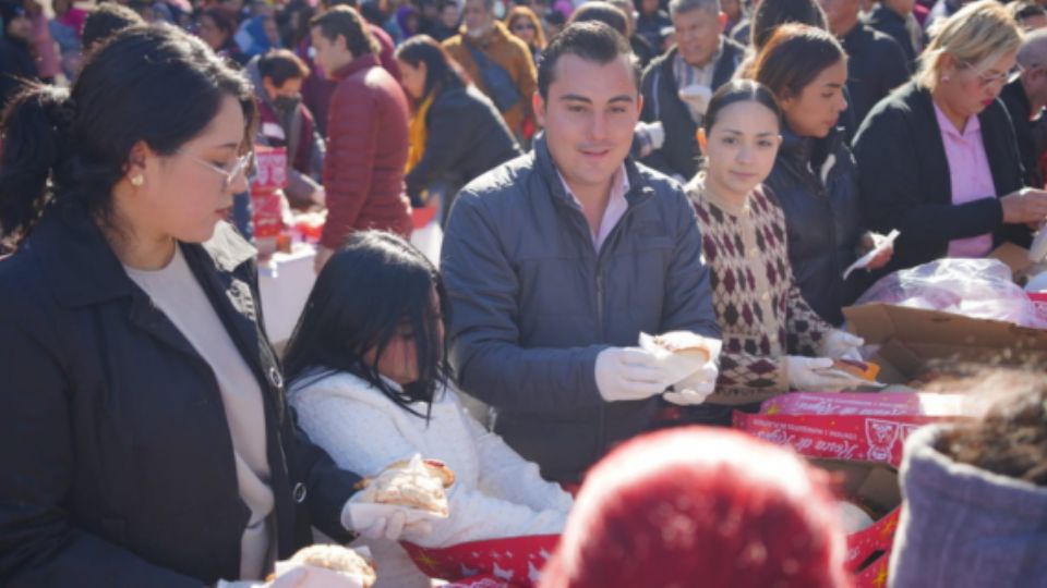 En el marco del Día de los Reyes Magos, el municipio de García repartió Rosca de Reyes y chocolate caliente a más de 3 mil 500 ciudadanos que madrugaron para ir a trabajar.