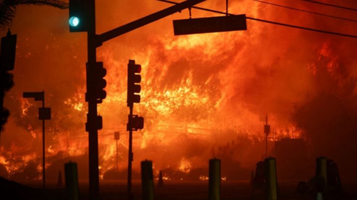 Incendio fuera de control en Los Ángeles fuerza a evacuación de 30 mil residentes