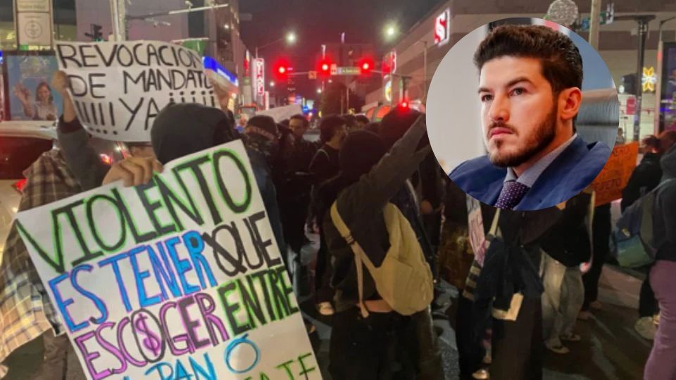 Samuel García vincula al PRI y PAN con las manifestaciones por el alza en la tarifa del transporte público.