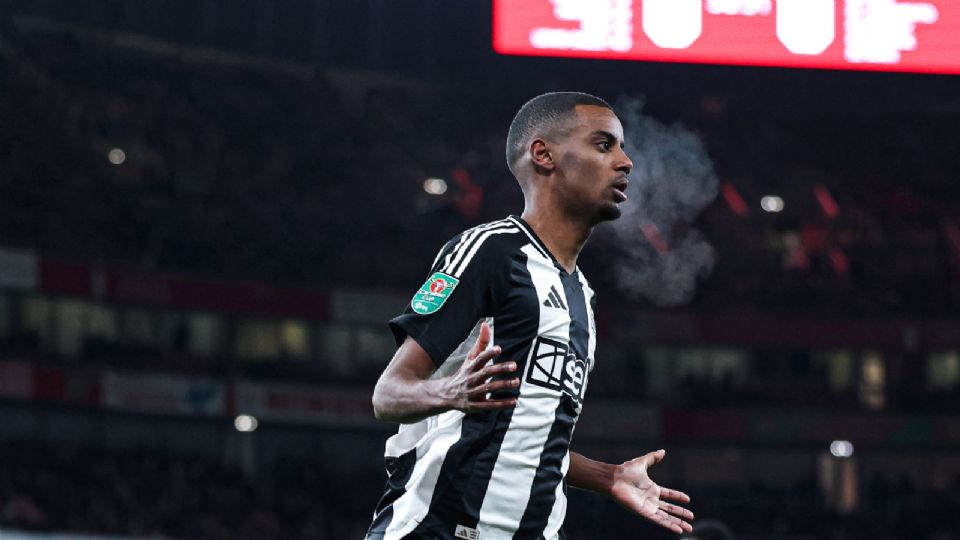 Con un gol y una asistencia de Alexander Isak, Newcastle derrotó en el duelo de Ida al Arsenal