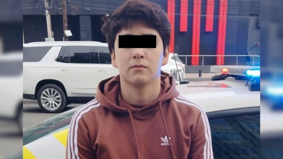 Joven es detenido por conducir un auto robado en Monterrey.